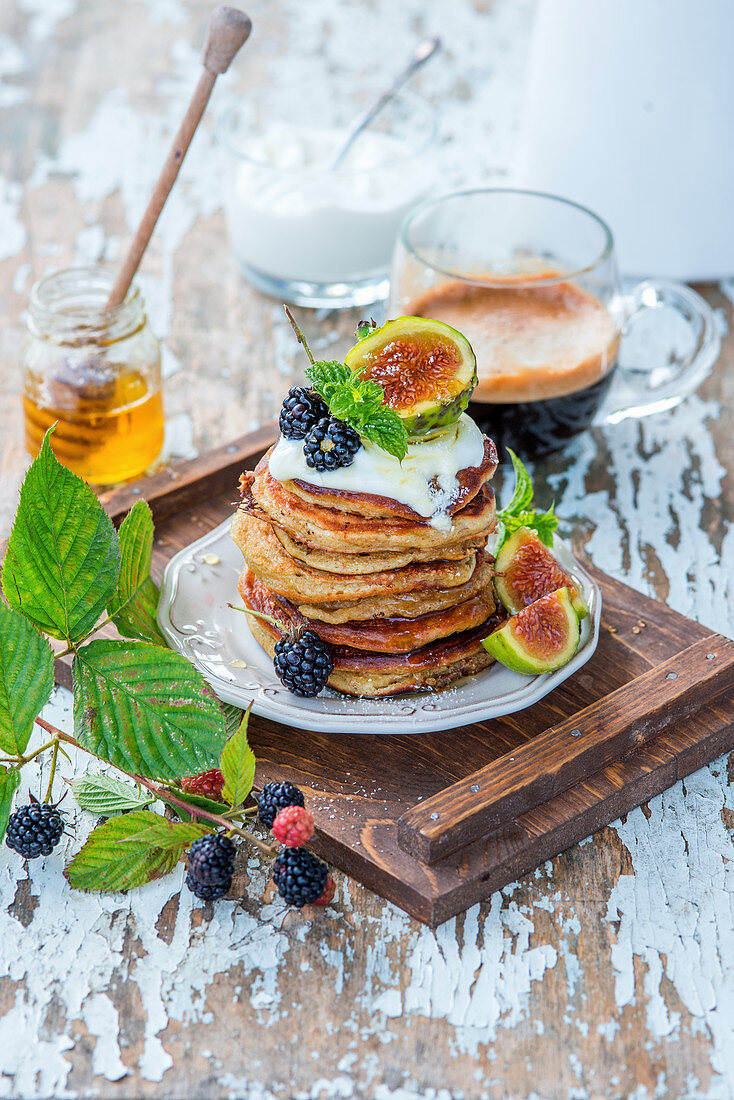 Wholemeal pancakes with figs and blackberries