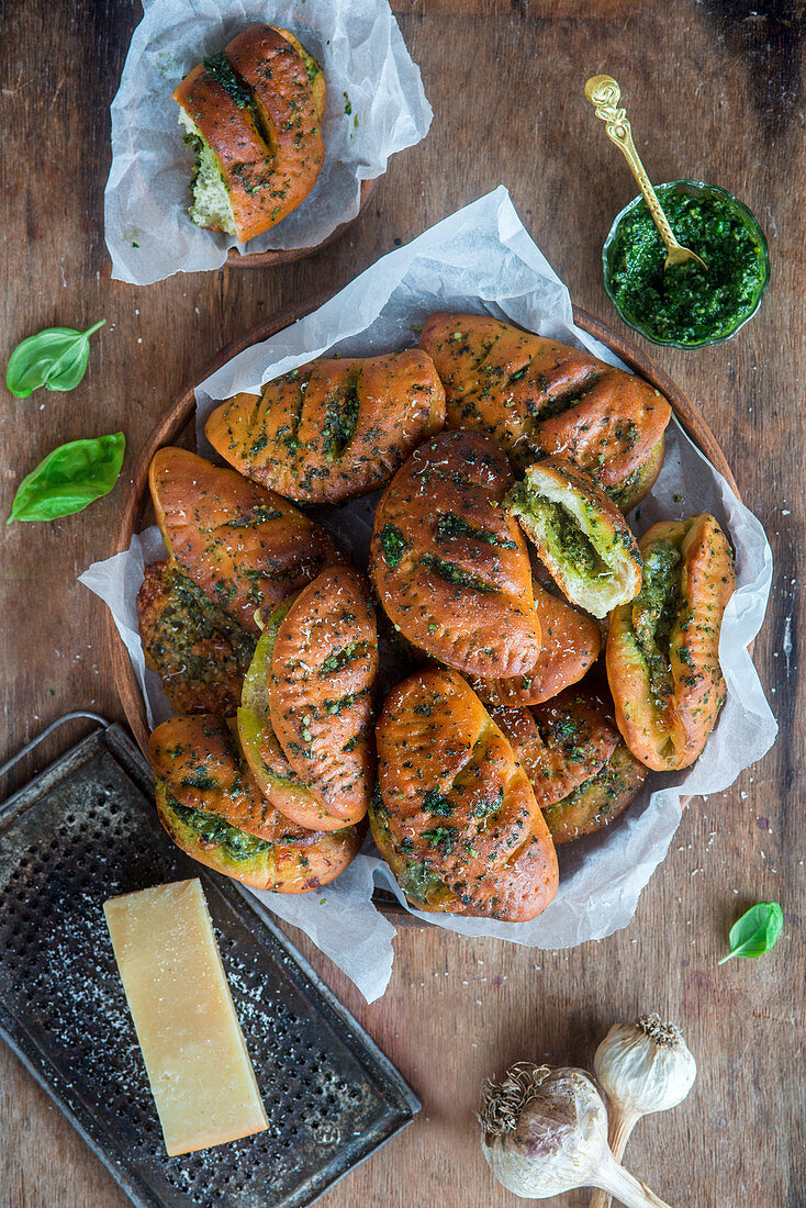 Pies mit Pesto-Füllung