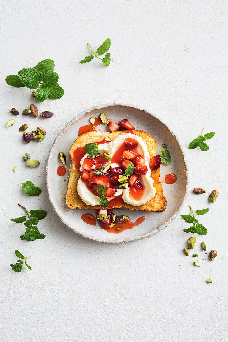 Cheesecake-Bruschetta mit Erdbeeren und Pistazien