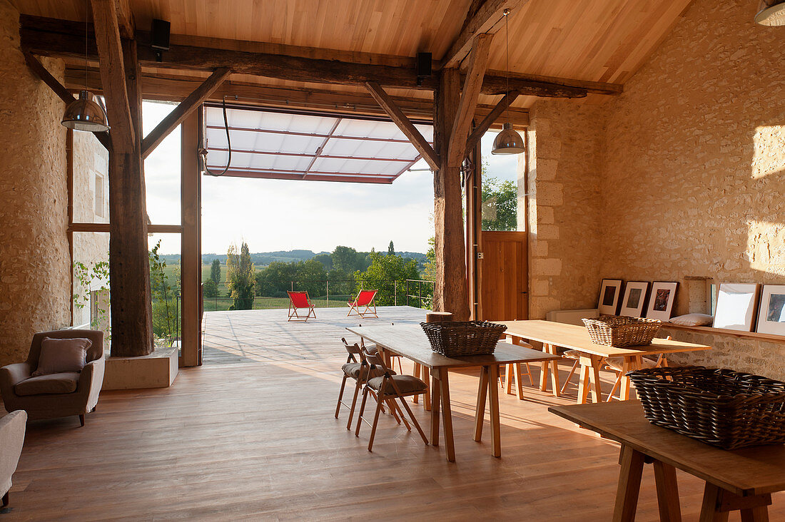 Scheune umgebaut zum Workshop-Atelier mit Holzterrasse und Landschaftsblick