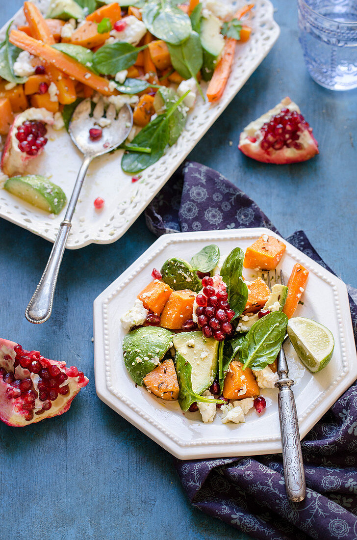 Karottensalat mit Avocado, Spinat, Granatapfel und Feta