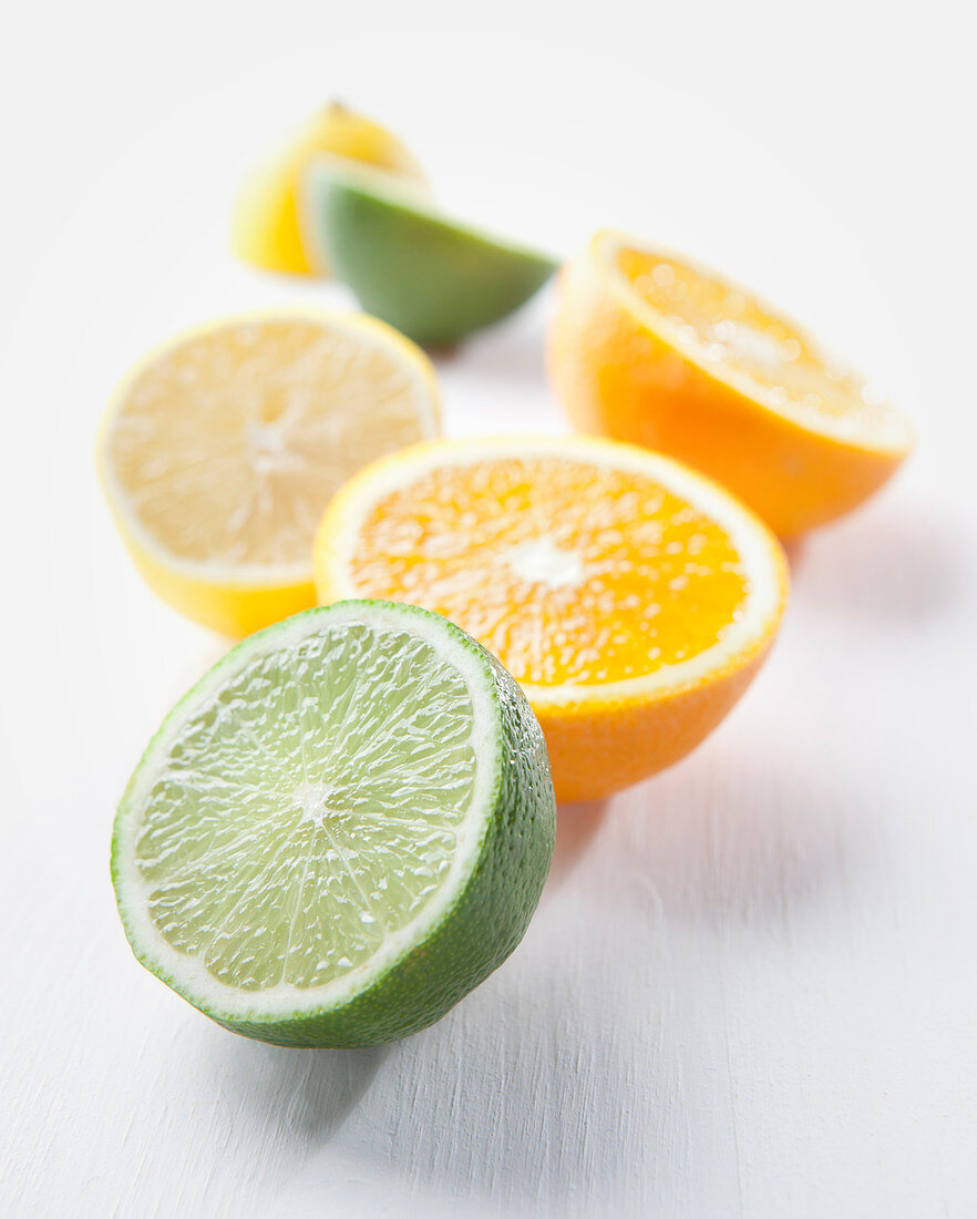 Limetten-, Orangen- und Zitronenhälften