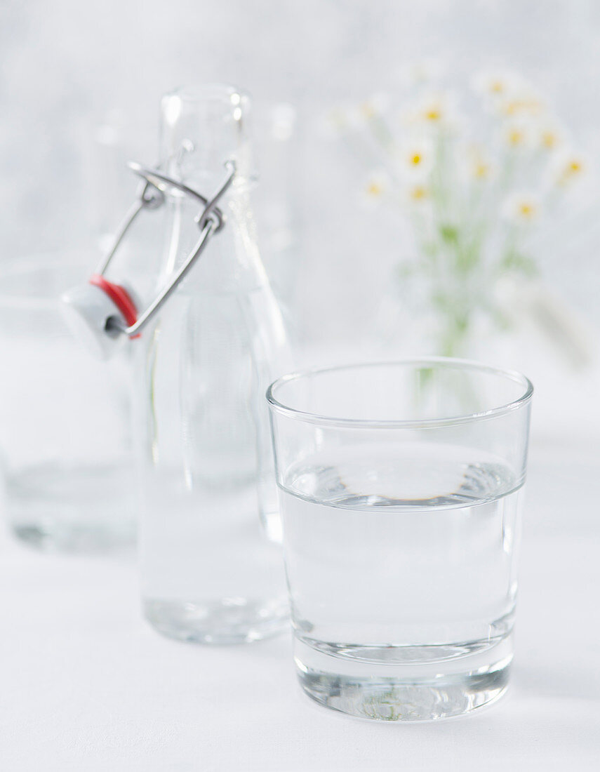 Wasserglas und Bügelflasche mit Wasser