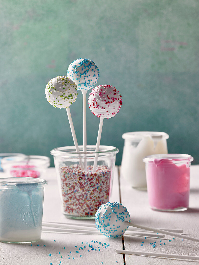 Cake Pops mit Zuckerglasur und bunten Zuckerstreuseln