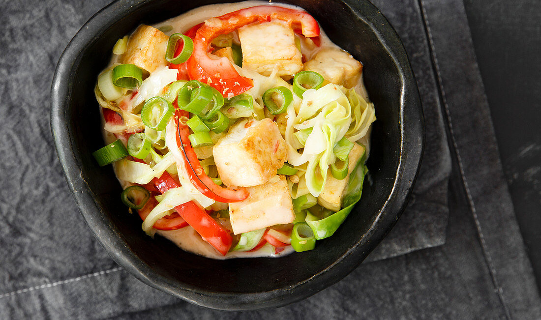 Cabbage and pepper curry with tofu
