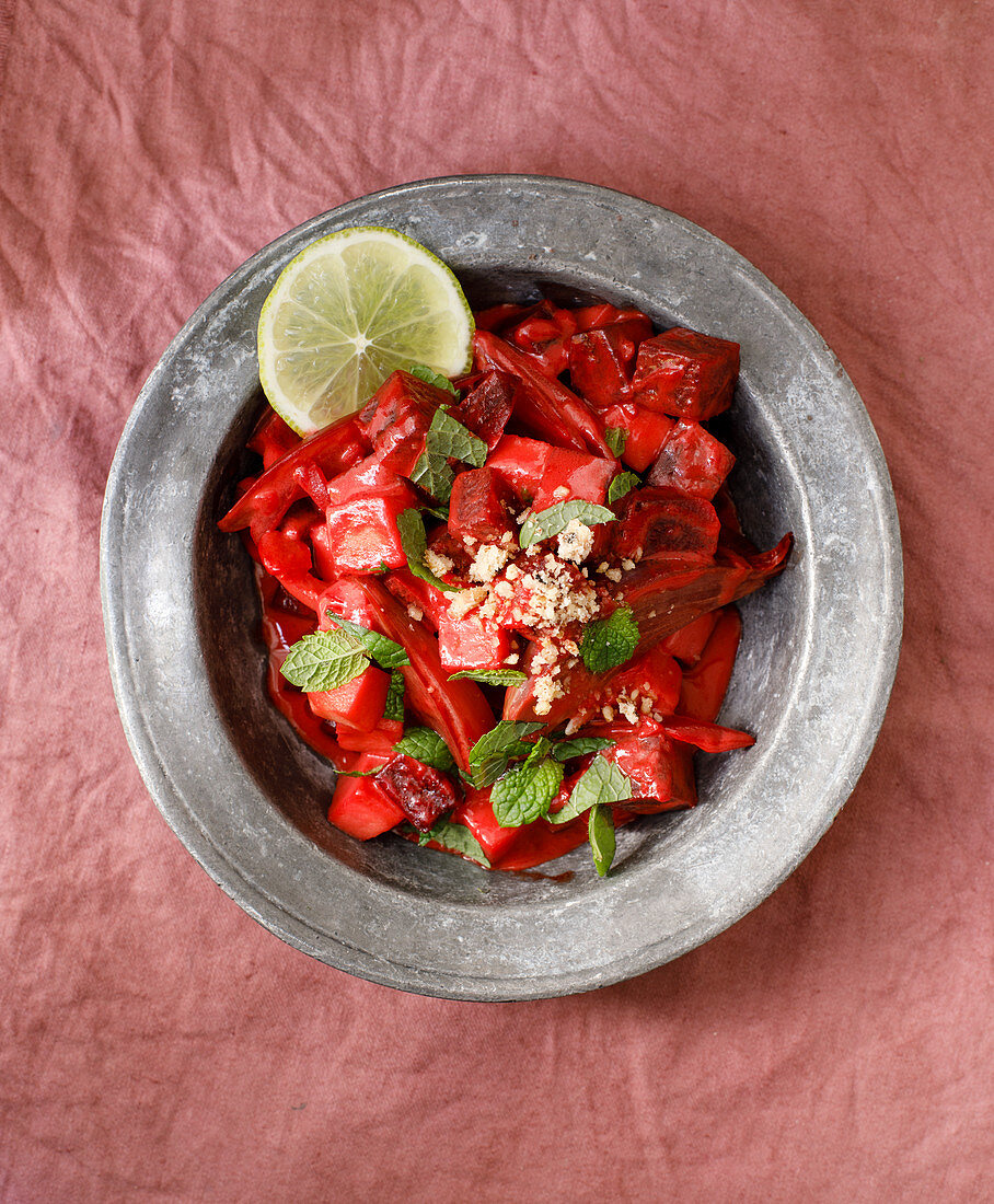 Vegan beetroot curry with apple and coconut milk