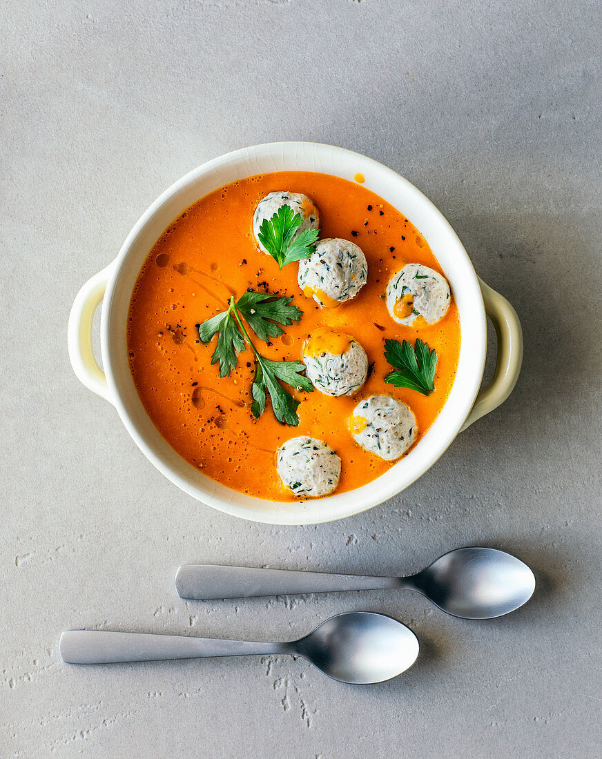 Pepper soup with ricotta balls