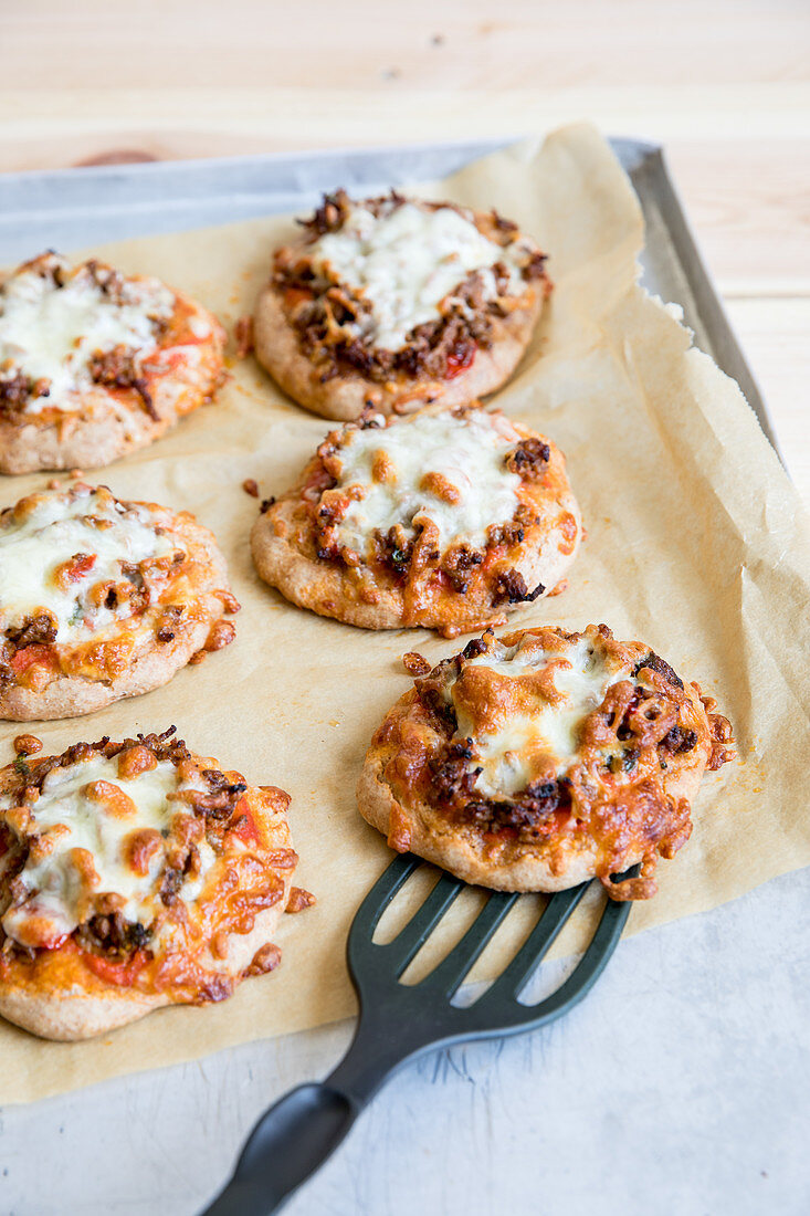Mini wholegrain pizzas with minced meat and cheese