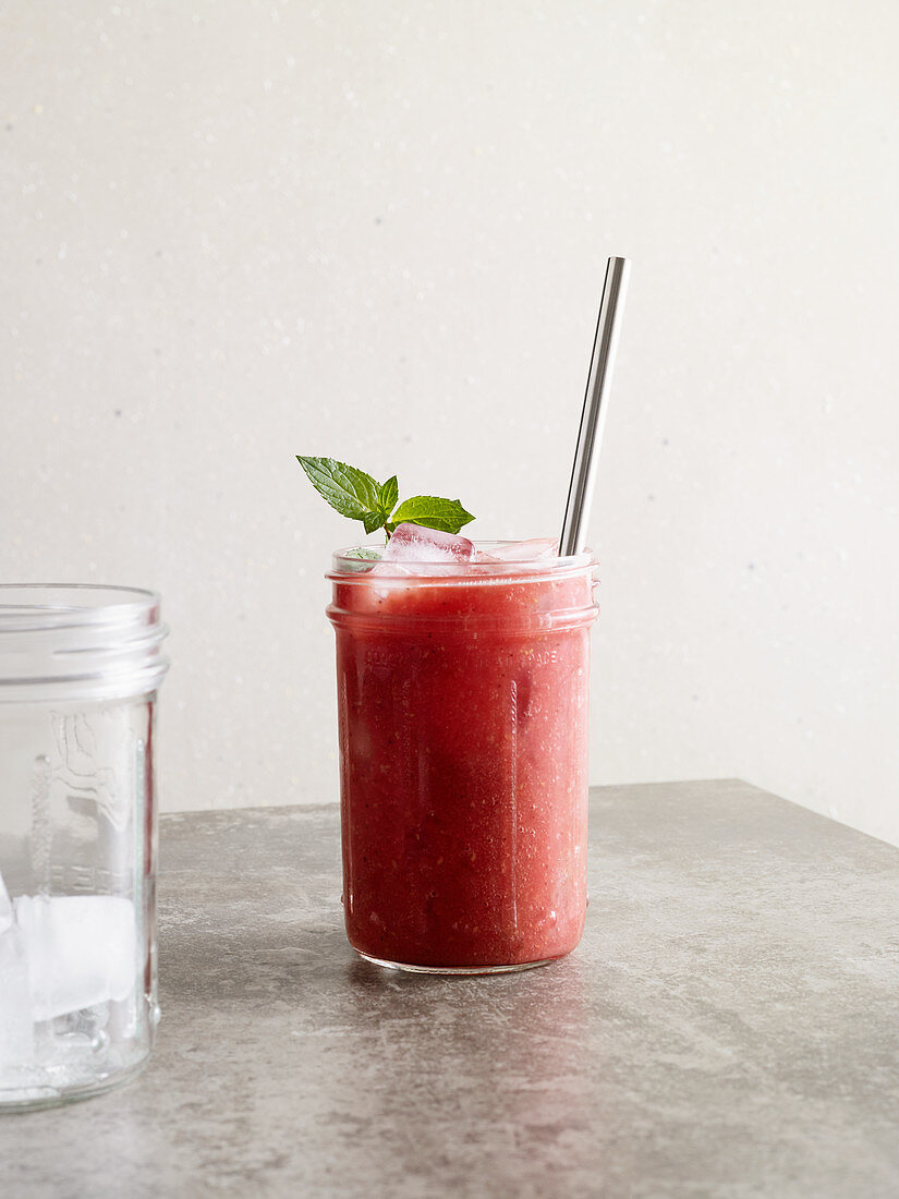 Wassermelonen-Minze-Freezer mit Himbeeren, Datteln und Honig