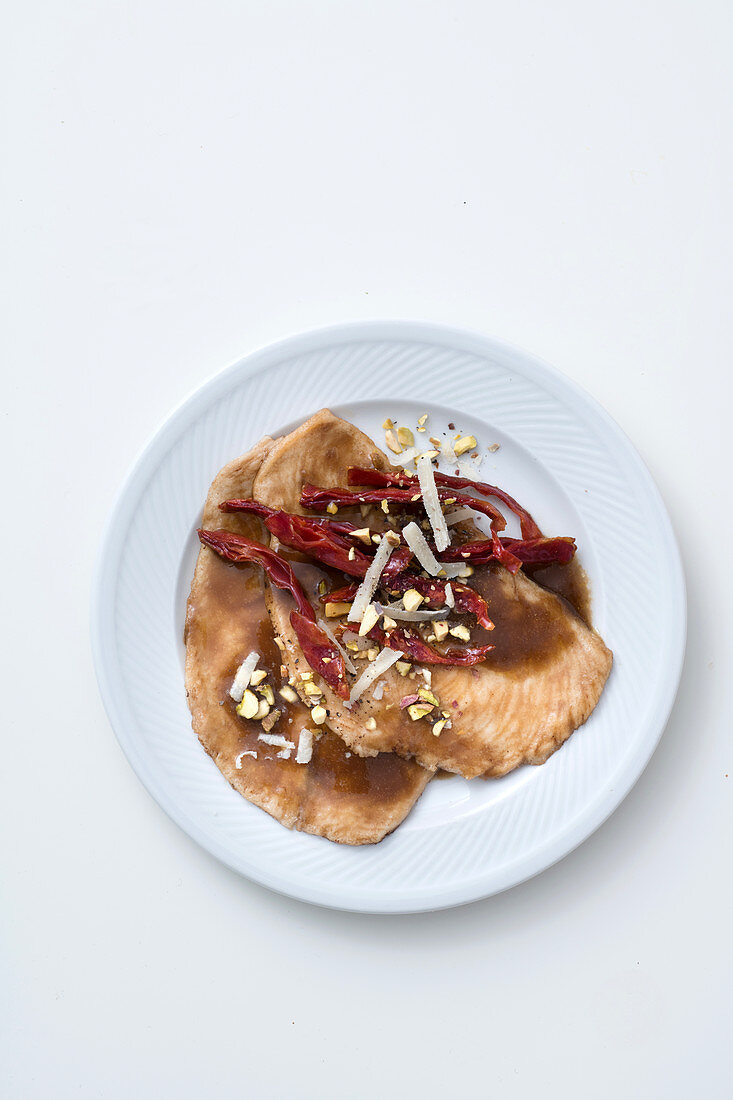 Hähnchenschnitzel in Balsamicosauce mit Pistazien, Schinkenstreifen und Parmesan