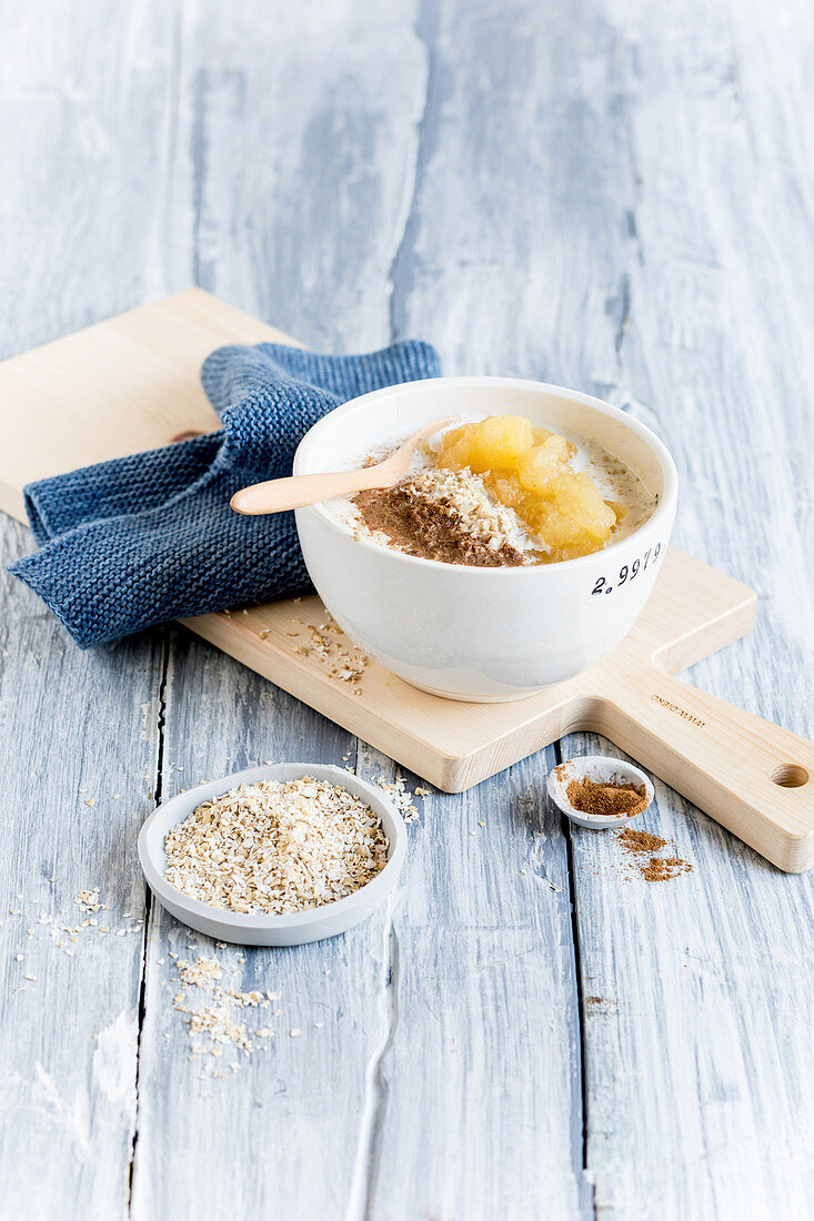 Oatmeal with applesauce and cinnamon