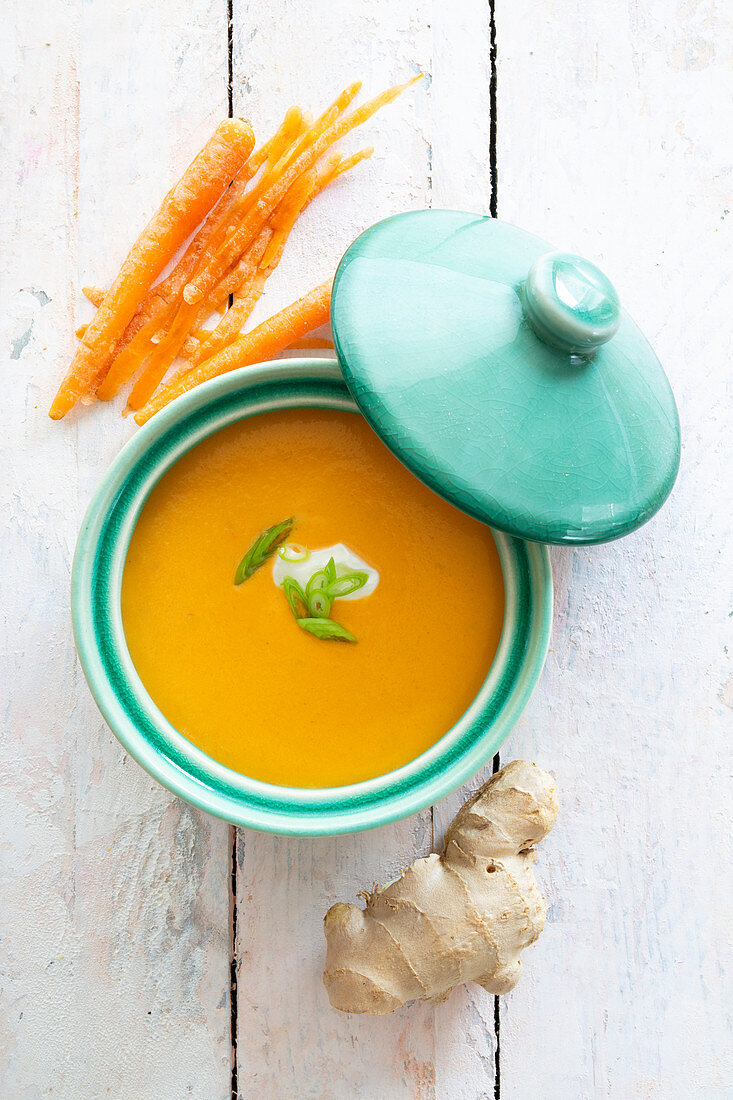 Carrot and ginger soup with yellow curry paste and coconut milk (low carb)