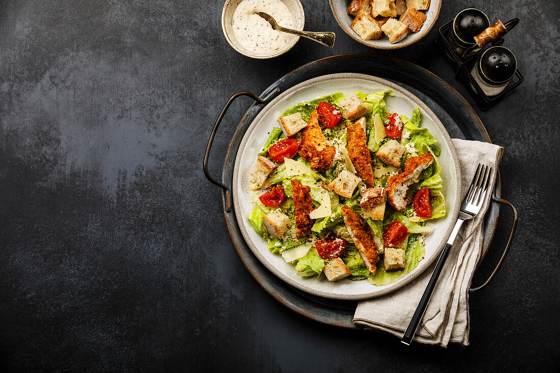 Caesar Salad mit Hühnerfleisch, Tomaten und Croûtons