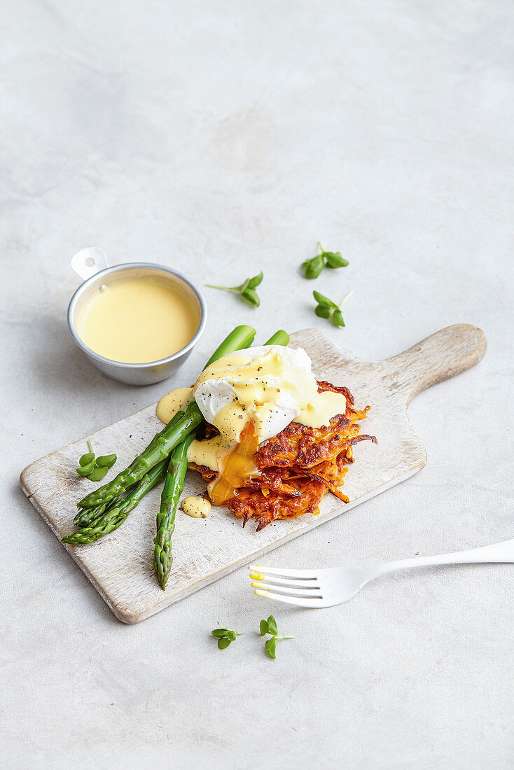 Egg Benedict auf Süßkartoffelrösti mit grünem Spargel und Sauce Hollandaise