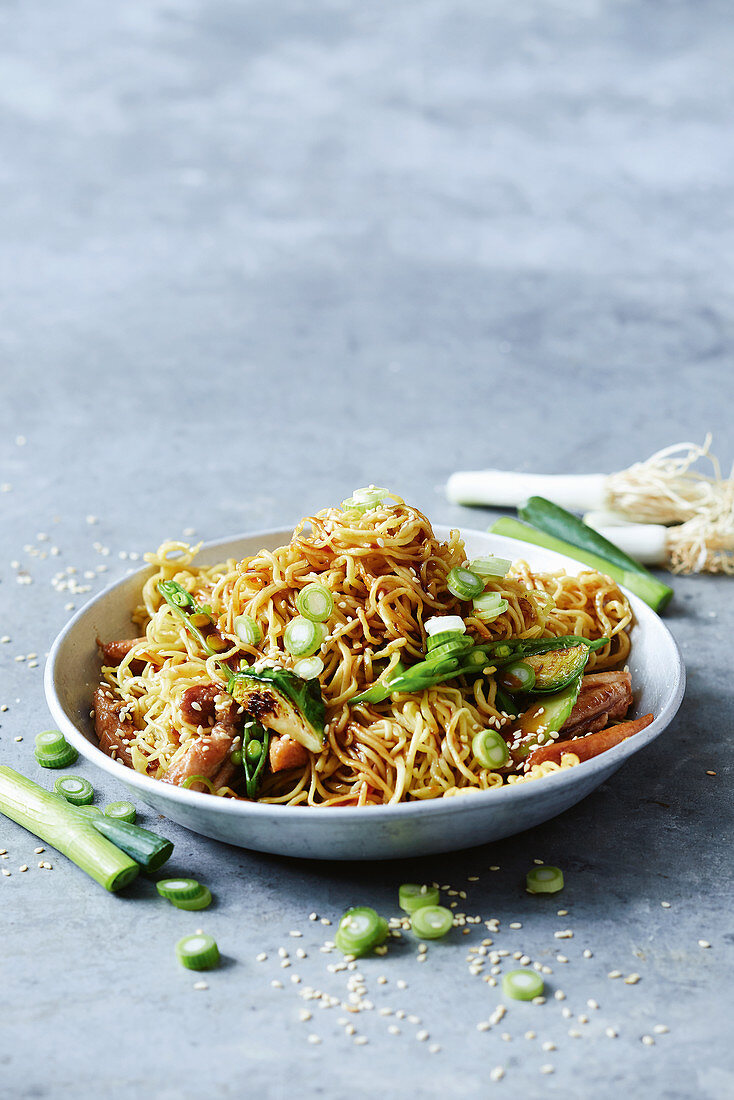 Green vegie and chicken chow mein (China)