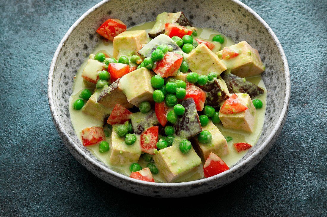Green vegetable curry with tofu