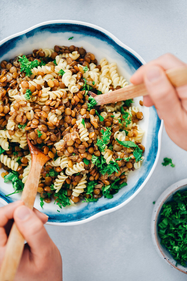 Pasta mit Linsen und gehackter Petersilie