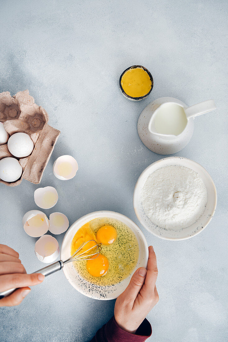 Glutenfreie Crepes zubereiten: Eier mit Schneebesen verquirlen