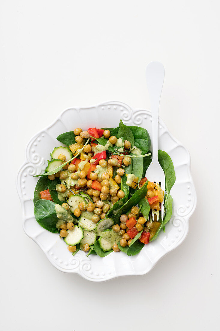 Spinatsalat mit Paprika, Zucchini und gebratenen Kichererbsen