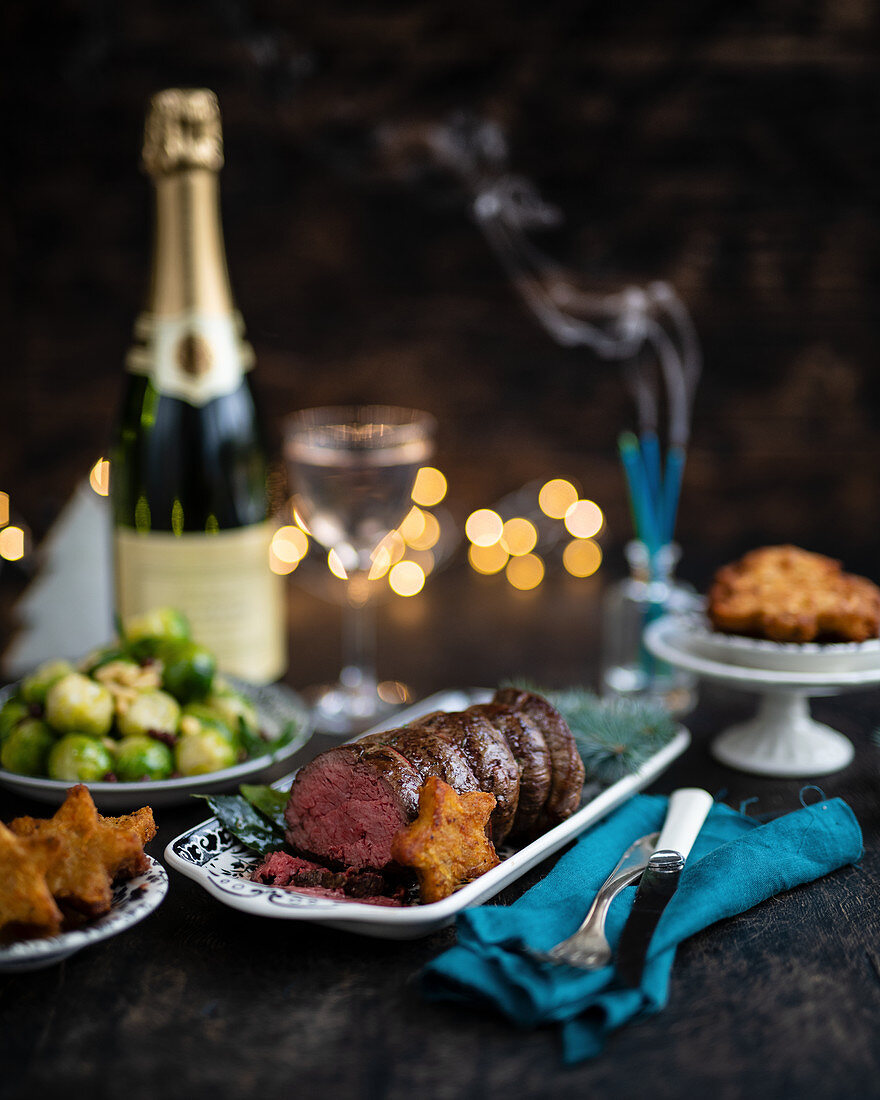 Weihnachtsessen mit Rinderbraten, Rosenkohl und Sekt