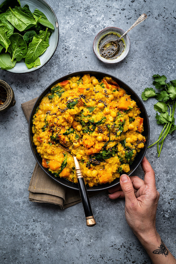 Linsen-Kichererbsen-Dal mit Kürbis und Spinat (Indien)