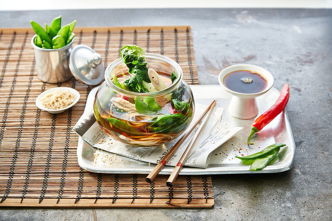 Asiatische Suppe mit Gemüse und Nudeln