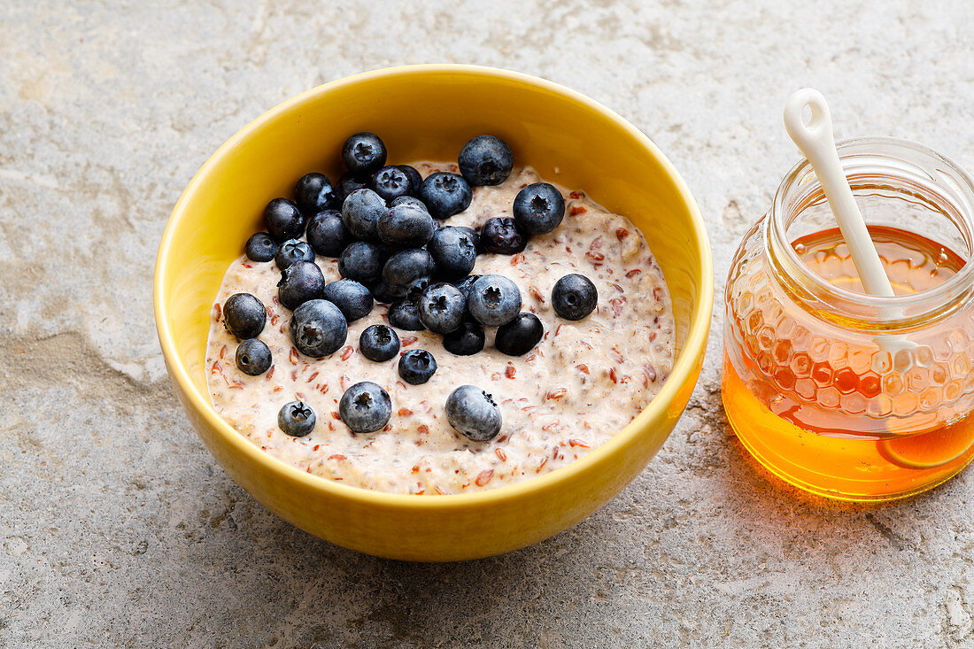 Cinnamon and honey porridge with blueberries