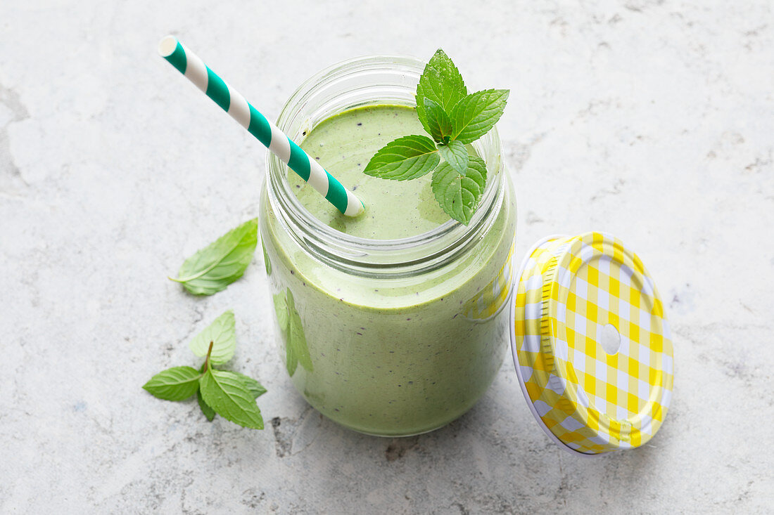 Coconut and mint smoothie with spinach and blueberries