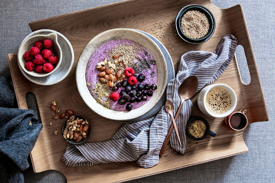 Breakfast Bowl mit Frozen Joghurt und Superfood Toppings (Low Carb)