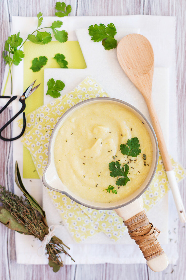 Blumenkohl-Lauch-Suppe mit Kräutern