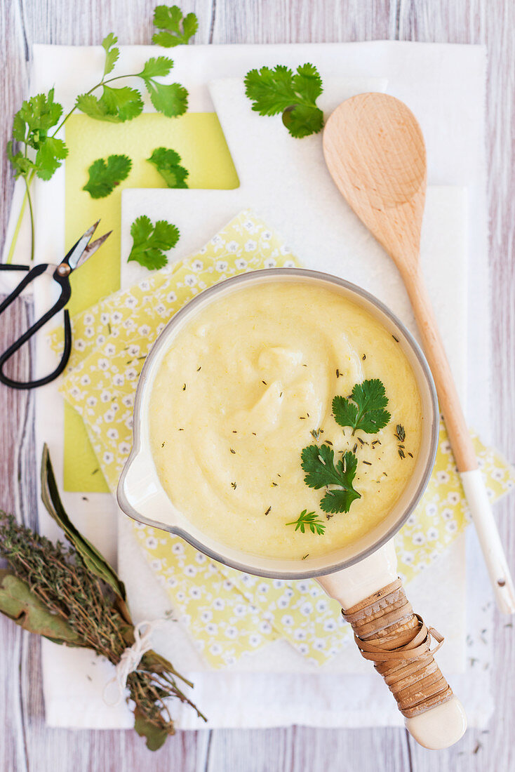 Cauliflower and leek soup with herbs