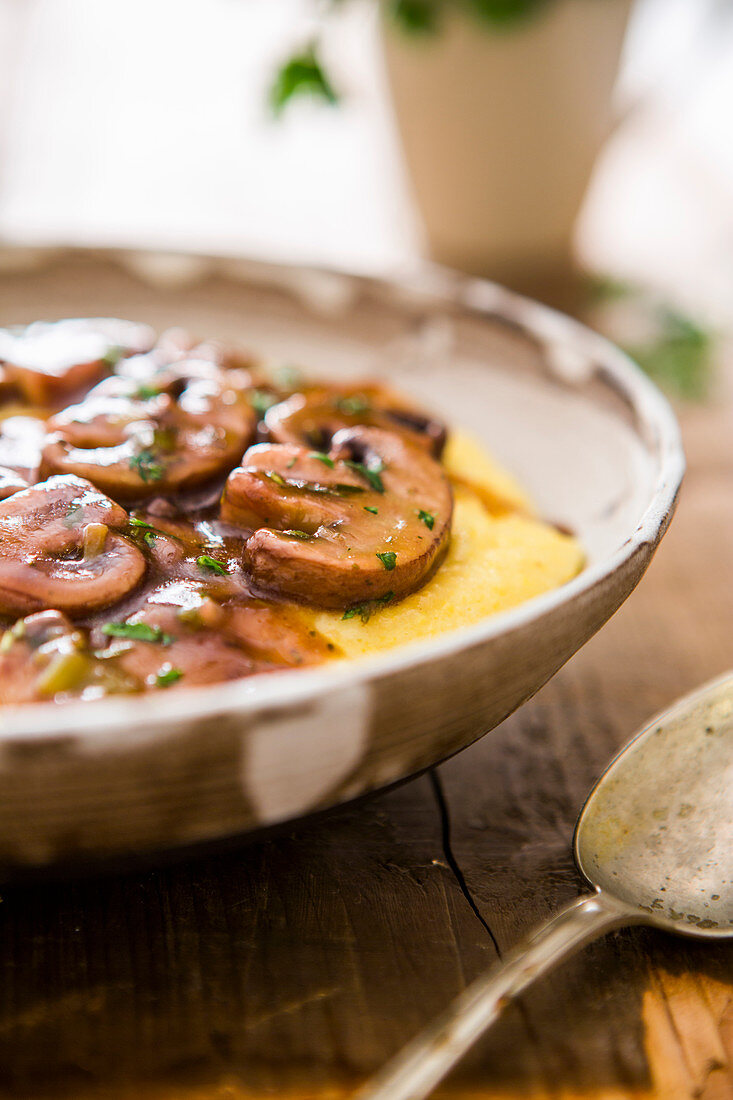 Cremige Polenta mit Rosmarin und Rotweinpilzen