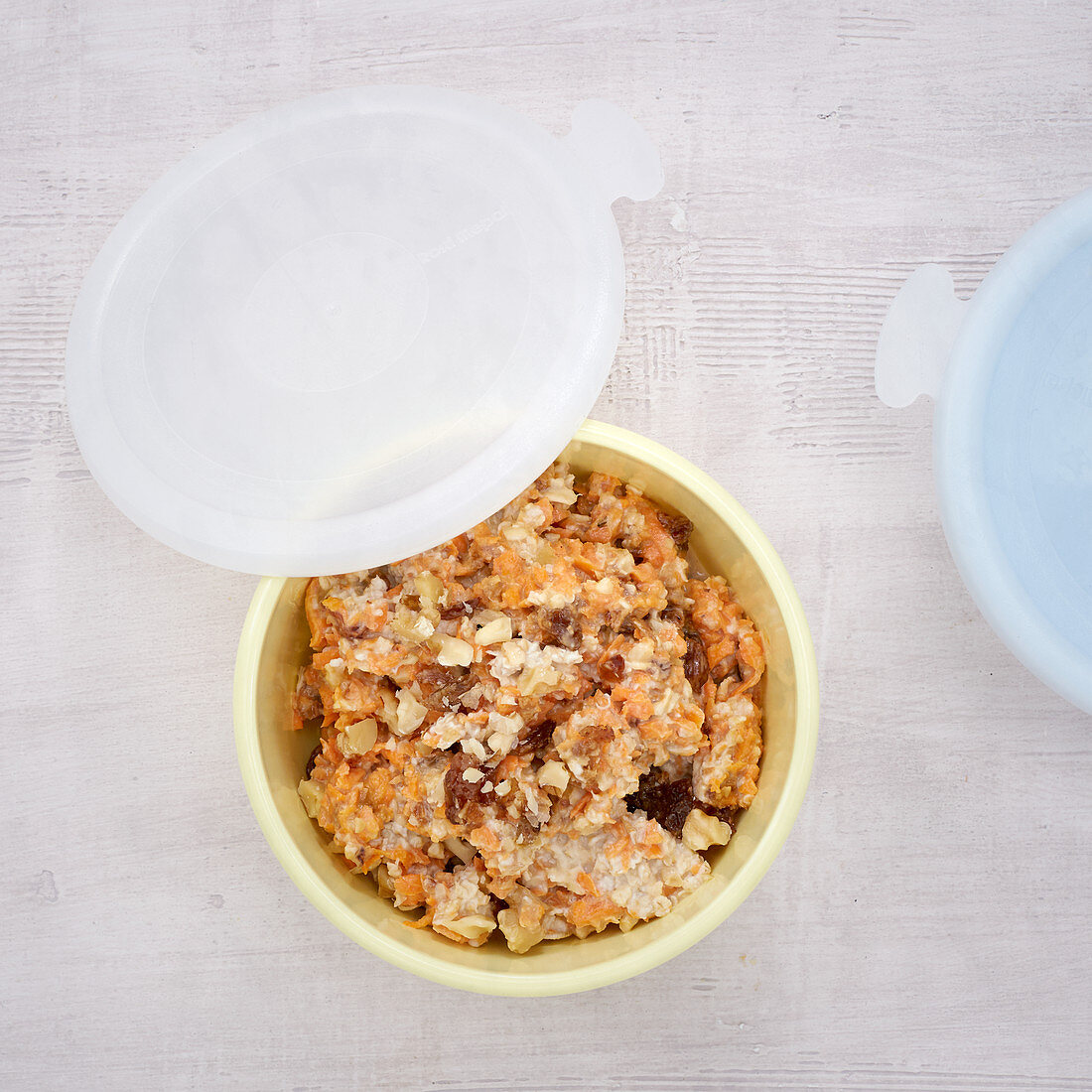 Oat muesli with carrots, walnuts and raisins