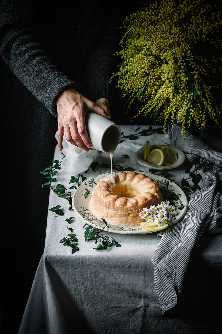 Napfkuchen mit Zitronenglasur begiessen