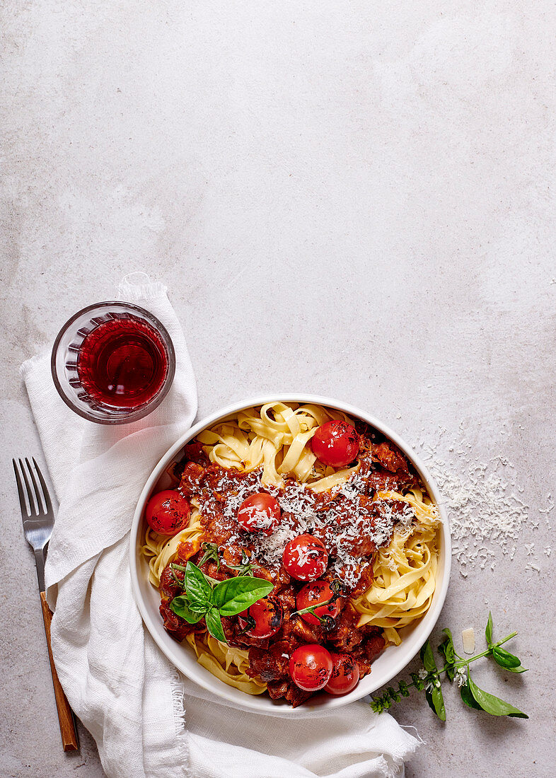 Fettuccine mit Schweineragout und Ofentomaten