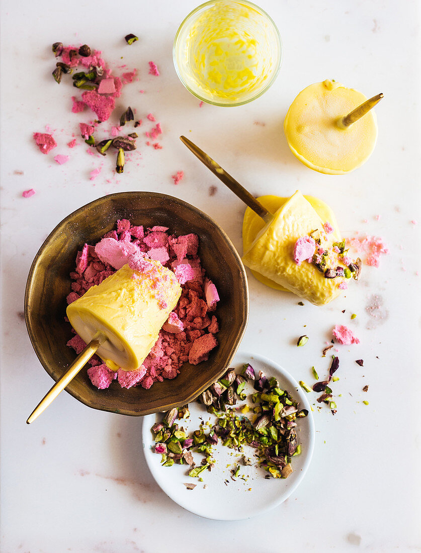 Safranparfait-Popsicles mit Rosenwasser-Baiser