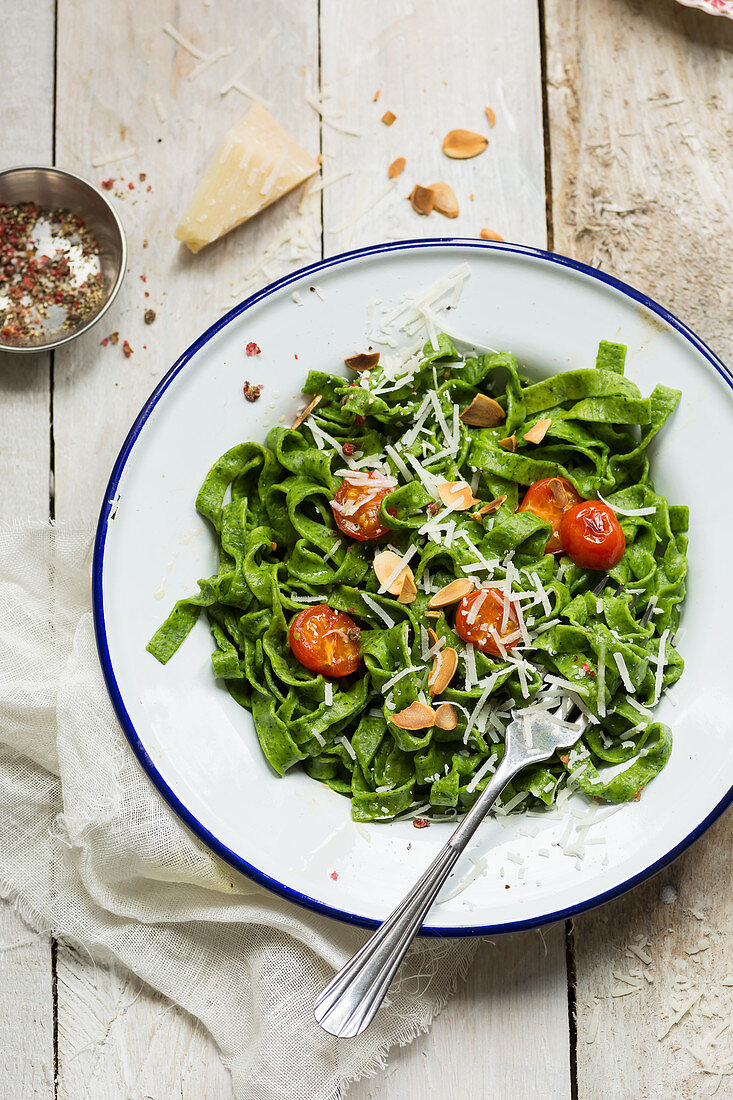 Spinatnudeln mit Tomaten, Parmesan und gerösteten Mandeln