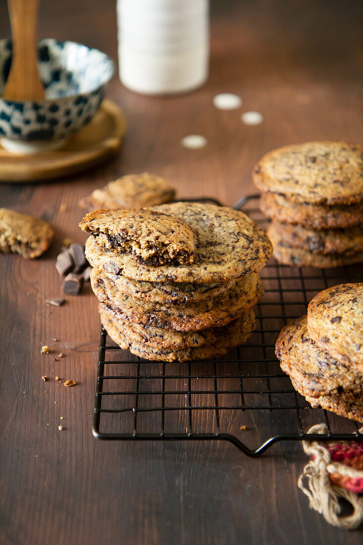 Chocolatechip Cookies auf Abkühlgitter