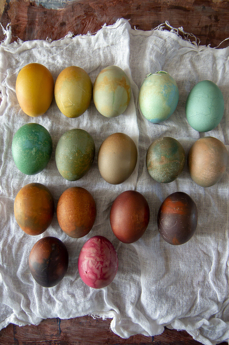 Gefärbte Eier auf Mulltuch