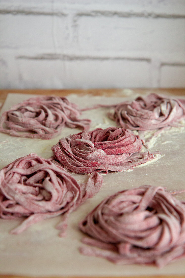 Selbstgemachte Rote-Bete-Tagliatelle