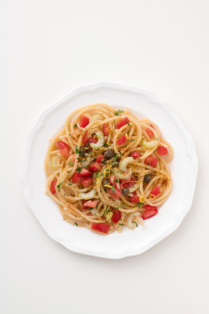 Spaghettoni mit Kapern, Fischrogen und Staudensellerie