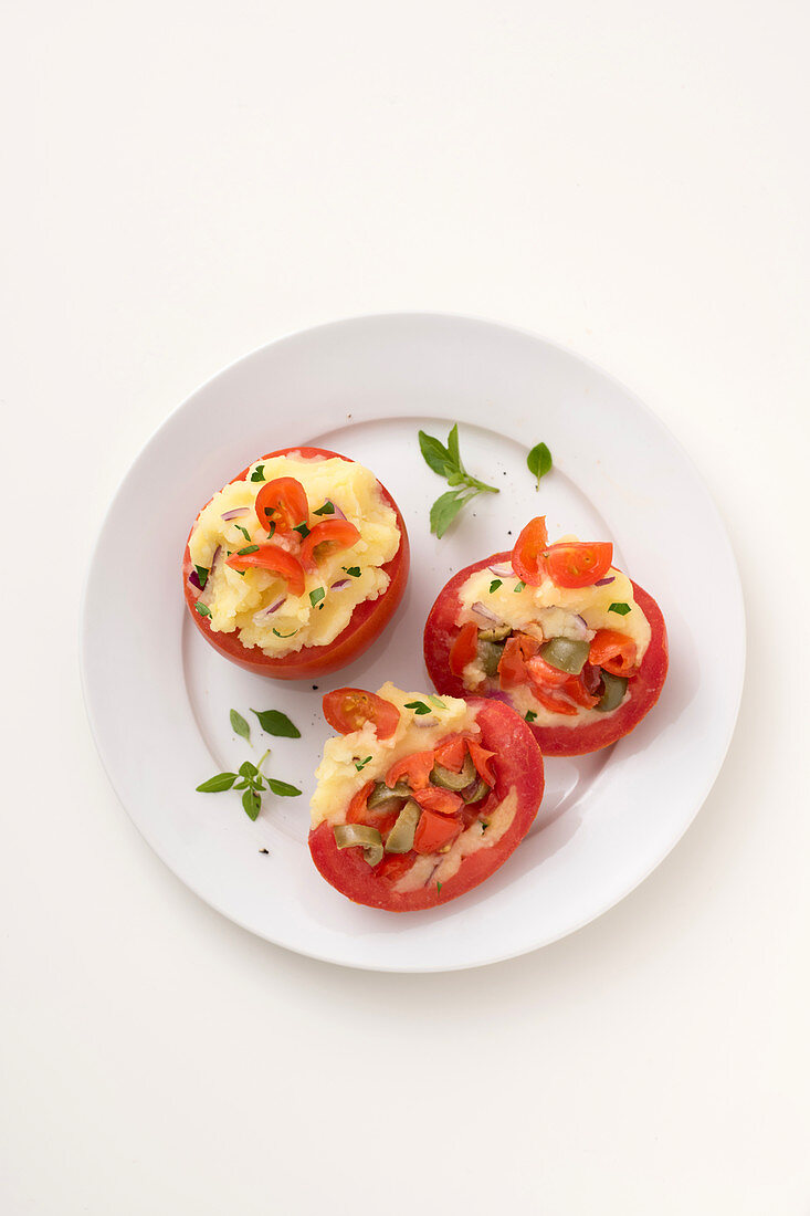 Tomaten mit Kartoffel-Oliven-Füllung