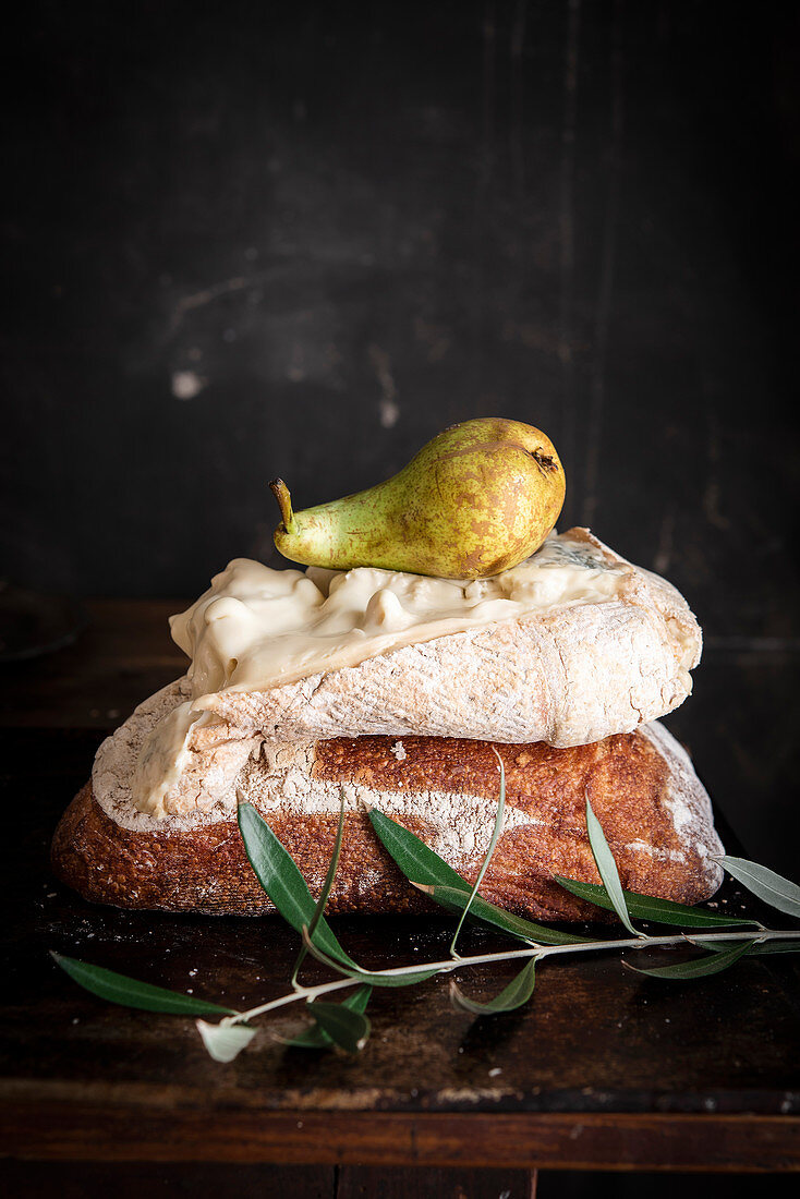 Stillleben mit Käse, Brot und Birne