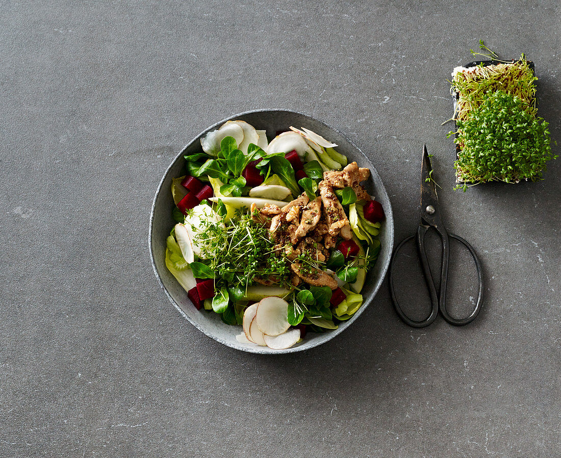 Bunter Salat mit Hähnchen-Nuss-Topping