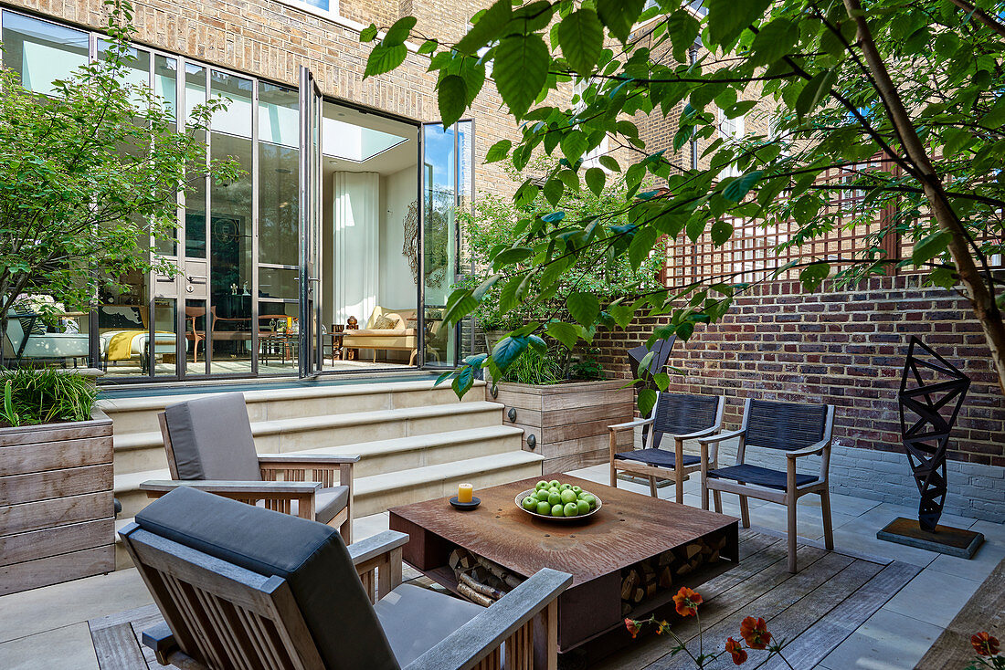 Seating area with coffee table in courtyard garden