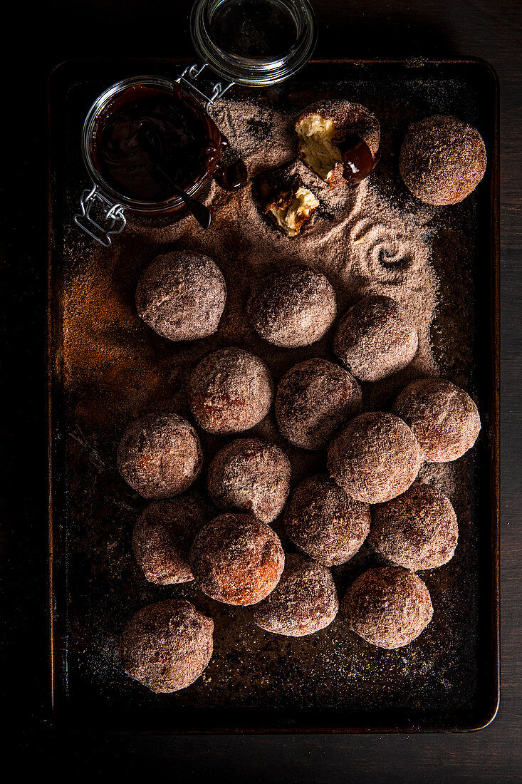 Selbstgemachte Mini-Doughnuts mit Zimtzucker und Schokoladendip