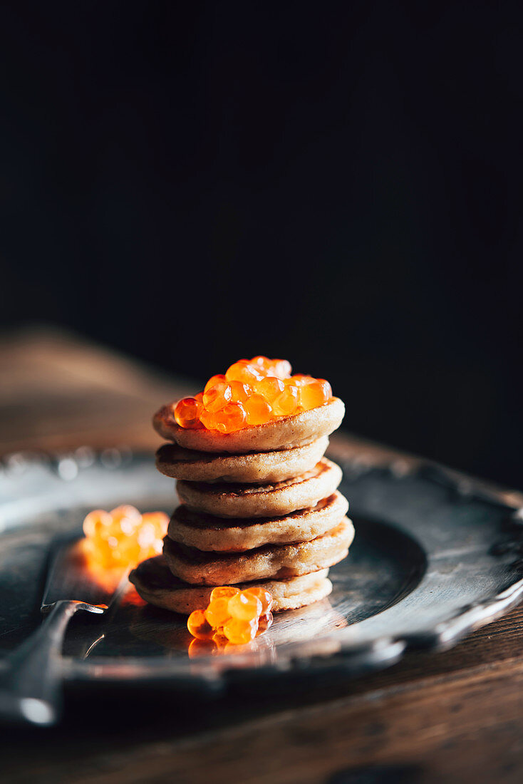 Blinis Demidoff mit Sauerrahm und rotem Kaviar