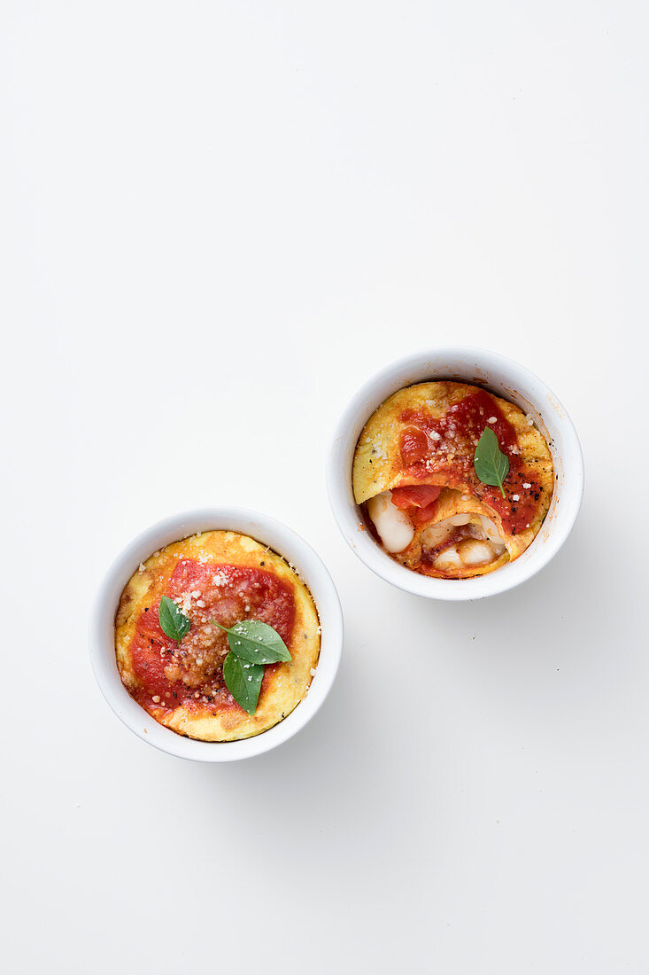 Omelettauflauf mit Tomatensauce und Mozzarella