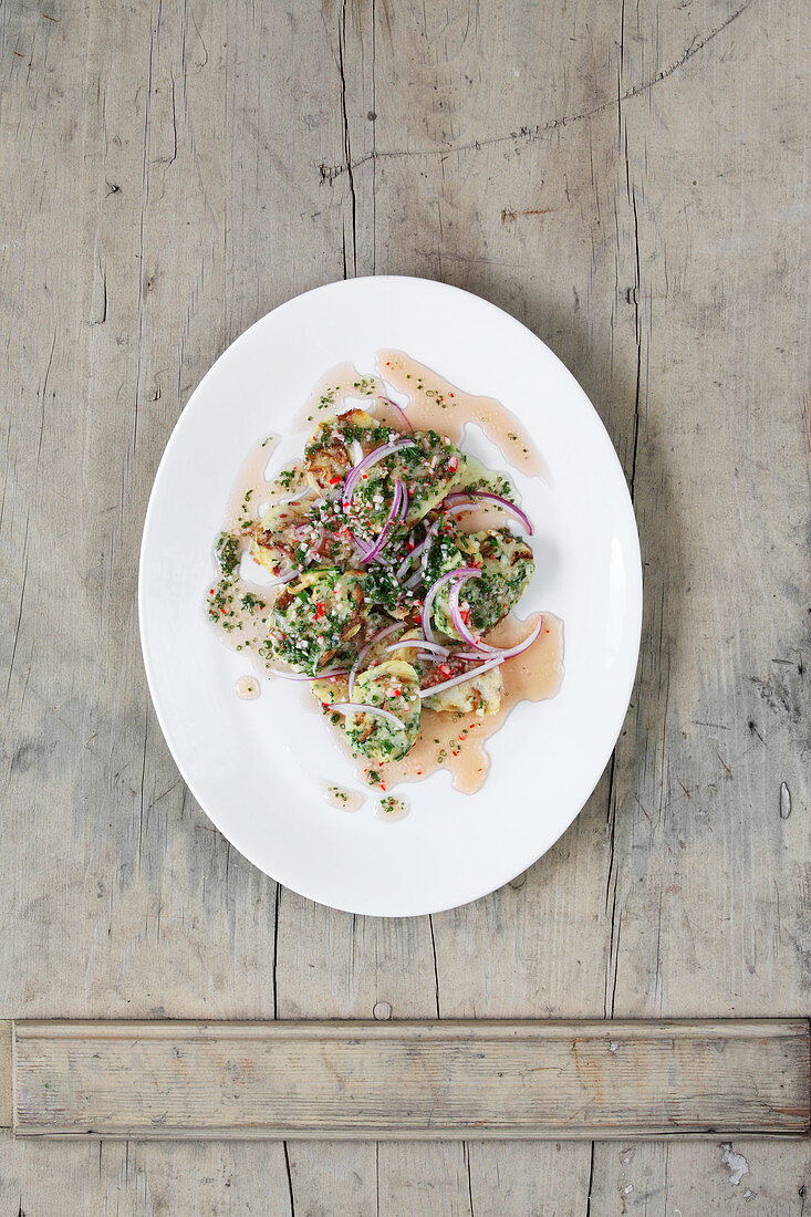 Knödelsalat mit roten Zwiebeln