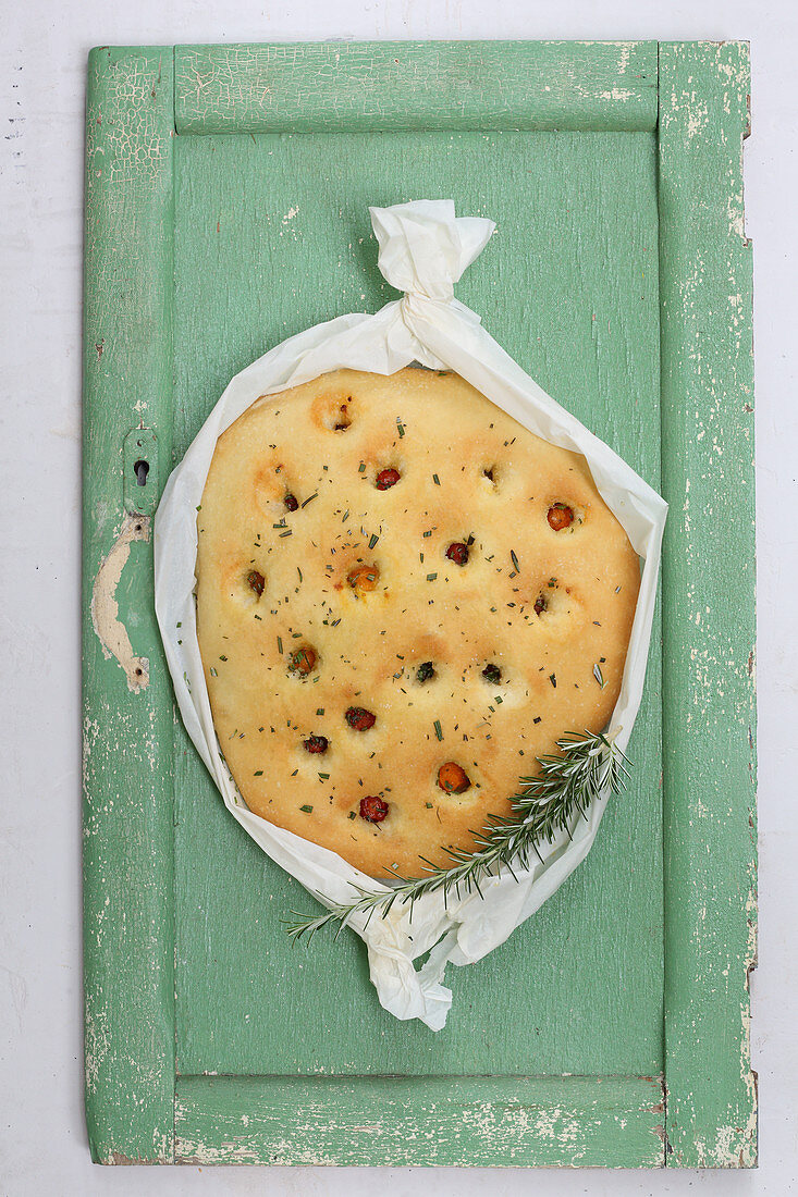 Focaccia mit Rosmarin und Tomaten